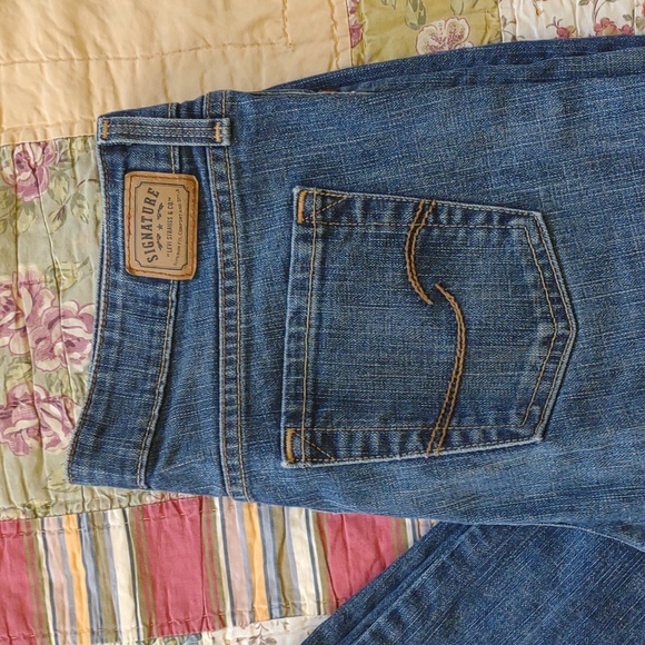 Levi's signature boot cut low rise Miss size 8 short. - Picture 2 of 6
